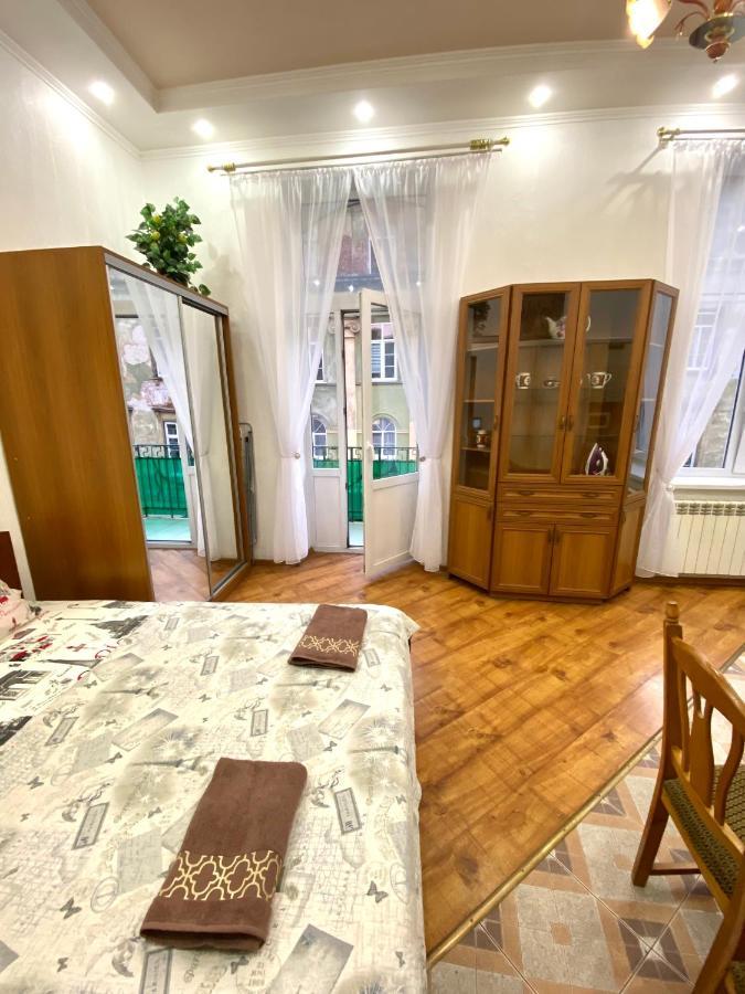 Навпроти Вернісажу Біля Оперного Вулиця Театральна 26 Є Балкон Та Інернет Apartment Lviv Exterior photo